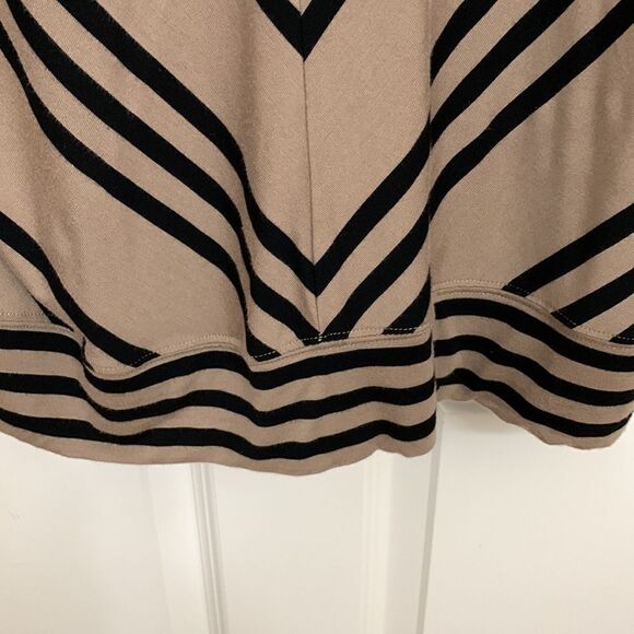 Lane Bryant V-neck front and back size 22/24 tan and black blouse - Picture 7 of 10